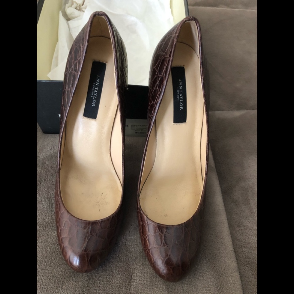 Ann Taylor Chocolate perfect platform pump